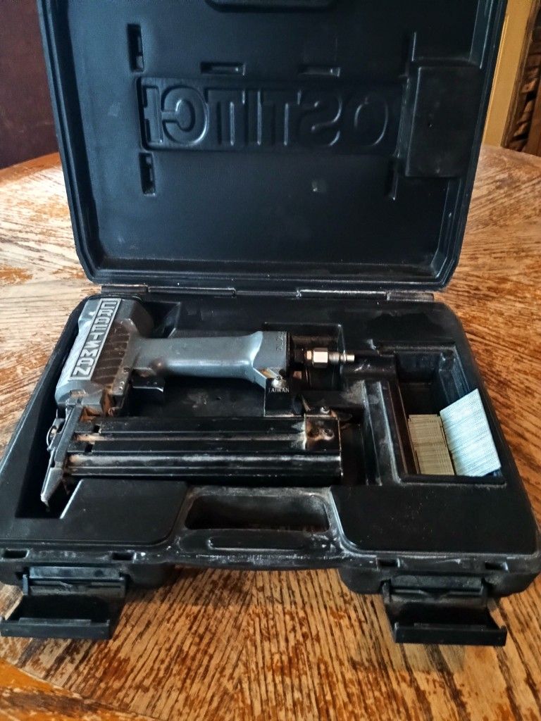 Craftsman 18 Gauge Bead Nailer In Bostitch Case