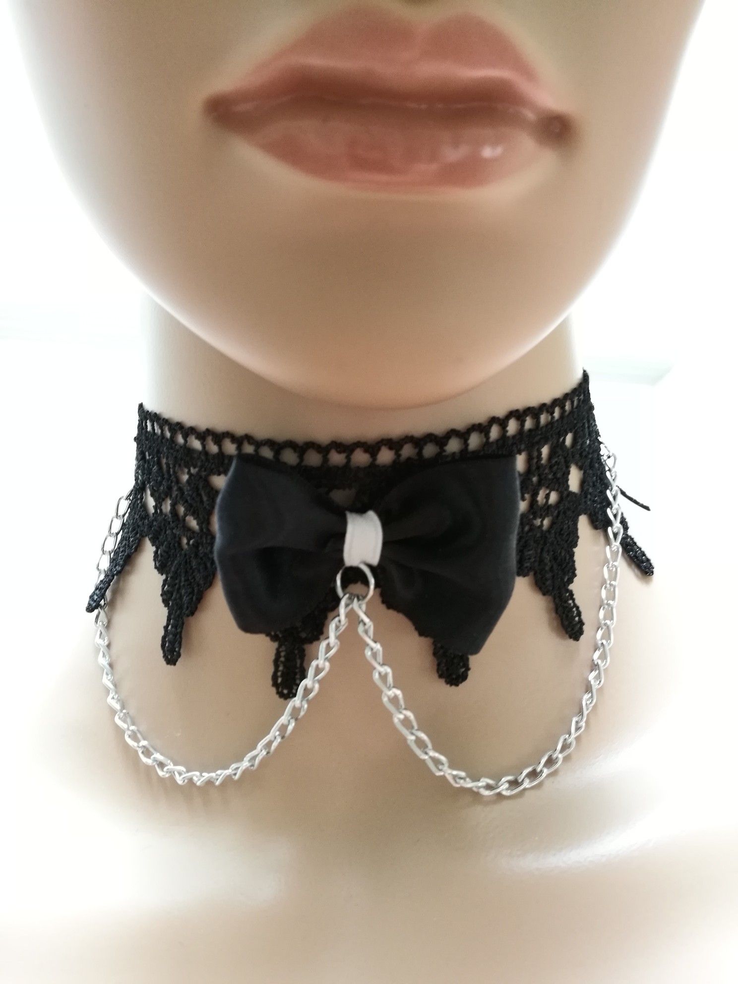 Lace choker