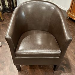 Modern Style Leather Barrel Club Chair with Wood Legs