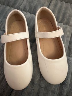 Girl size 11 white dress shoe