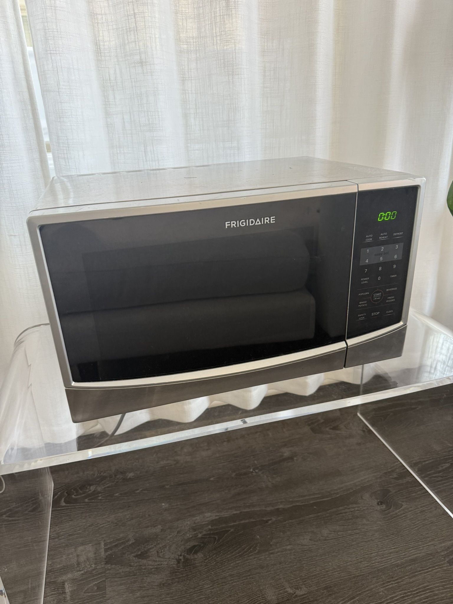 Frigidaire Microwave 19Lx13.5Wx10.5H (Silver & Black)