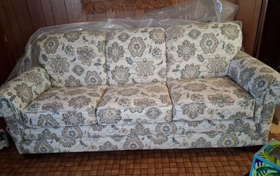 NICE Sofa Like-new! Located At Cedar Creek Lake Harbor Point