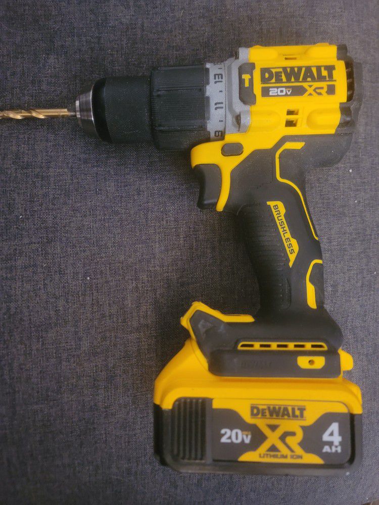 DeWalt 20volt Hammer Drill With 2 Batteries And Charger 