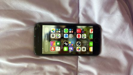 Apple iPhone SE with Cracked Screen