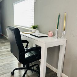 desk table and chair