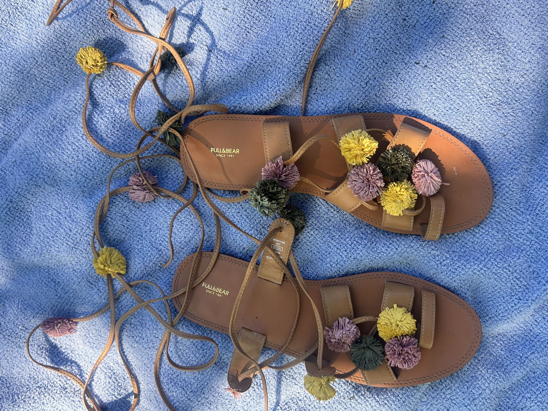 Size 5/6 Women Strap Up Floral Sandals.