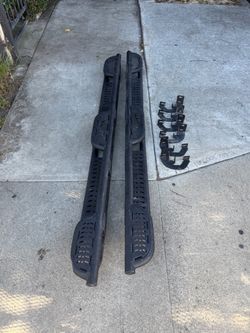 Vijay Side steps for Chevy Silverado 2500  used comes with what’s in the picture hhdoes have damage on one as he could see in the picture