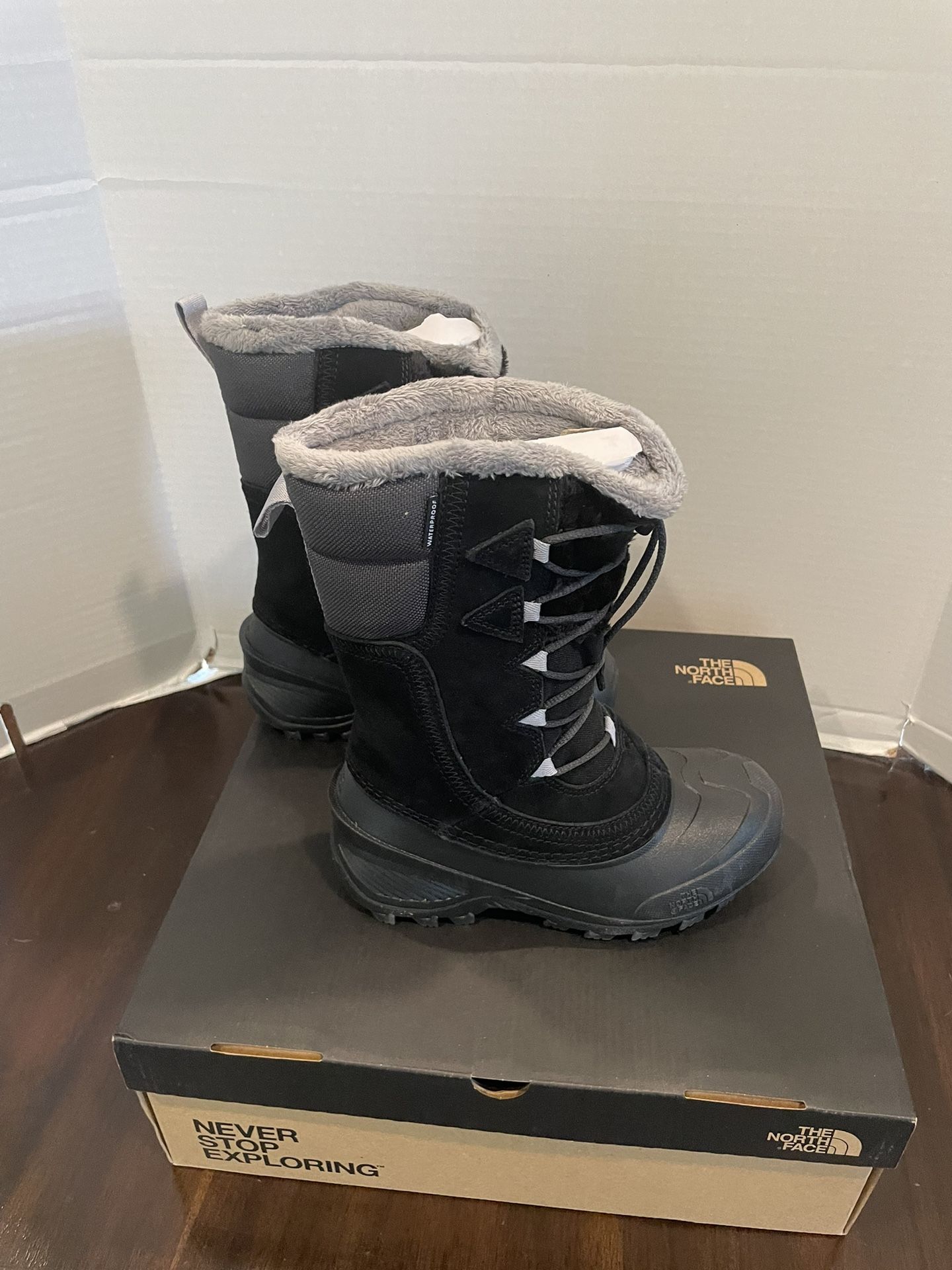 The North Face Youth Shellista Lace IV size 2 Brand new