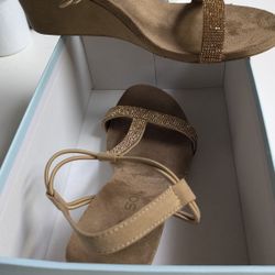 Women's Heel . Tan . Size 8.5