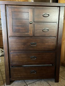 Chest with 3 big drawers, 2 small Iones, and 1 small little cabinet
