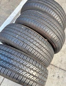225 65 17 Yokohama tires Con 80% de Vida Las 4