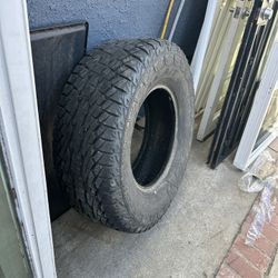 Only one tire  Tire wheel  35 x12.50 R18 LT  Falken wild peak  A/T