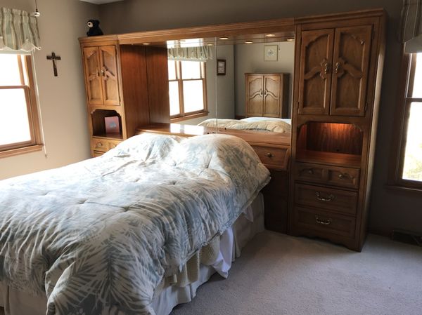 Thomasville Solid Oak King Size Bedroom Pier Cabinet Wall