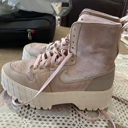 Woman’s Nike 9 1/2 Good Condition 