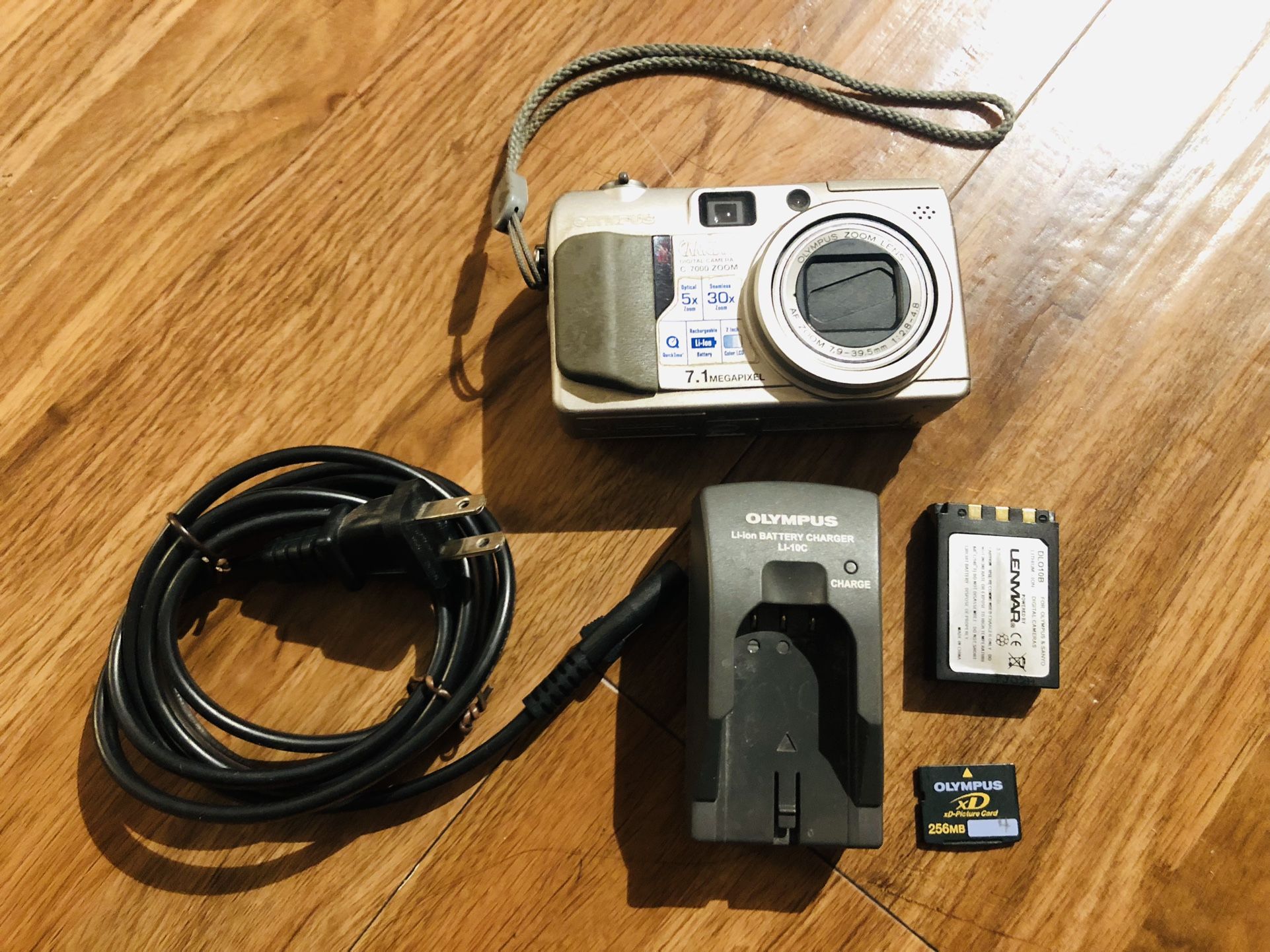Olympus Camedia C-7000 Zoom 7.1 MP Digital Camera with Charger, Battery and SD card 
