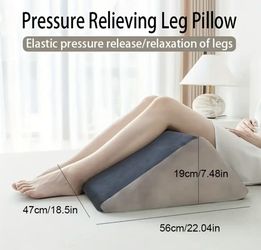 šļø Short Plush Triangle Leg Elevation Pillow ā Memory Foam
