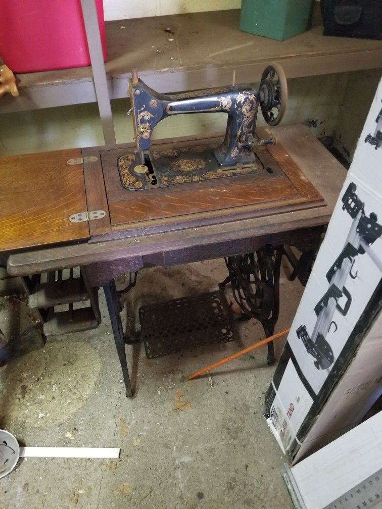 Singer Antique Seweing Machine