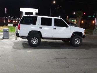 98 chevy tahoe lifted 4x4 5.7 ltr. On 35×12.50×15 's