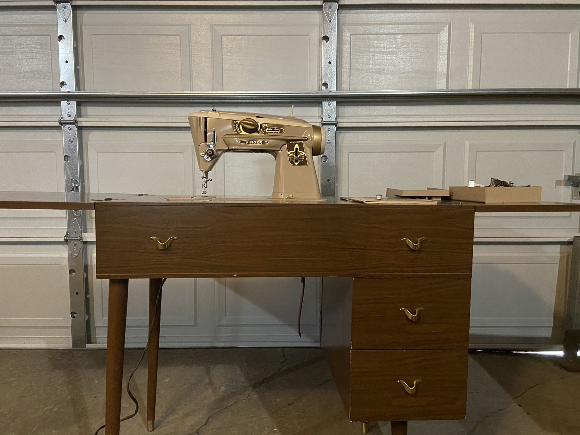 Sewing machine used working good. Antique, work’s good! It’s also used as a writing desk! Double function!