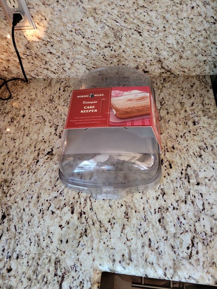 Nordic Ware Rectangular Cake Keeper