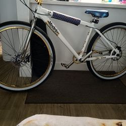 Brand New 29 Inch Throne Goon Limited Edition Modelo White