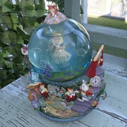 Alice in Wonderland 'Drink Me' orders Snowglobe