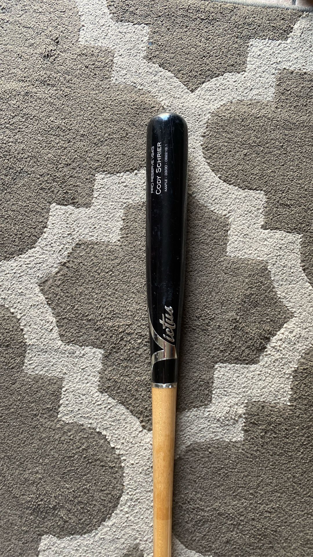 Victus Wooden Baseball Bat Size 33”