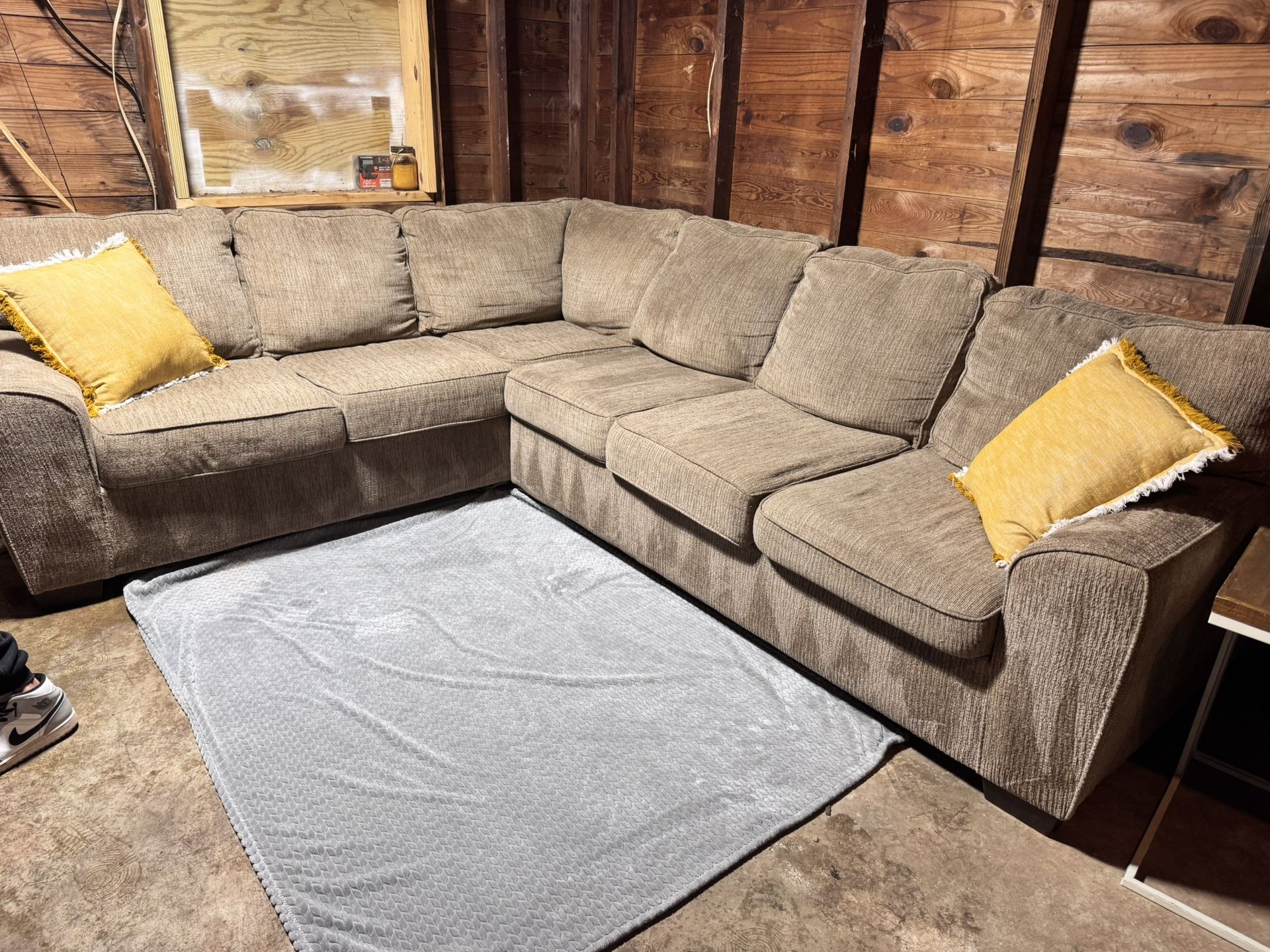 Comfy 2-Piece Sectional Couch – Great Condition!