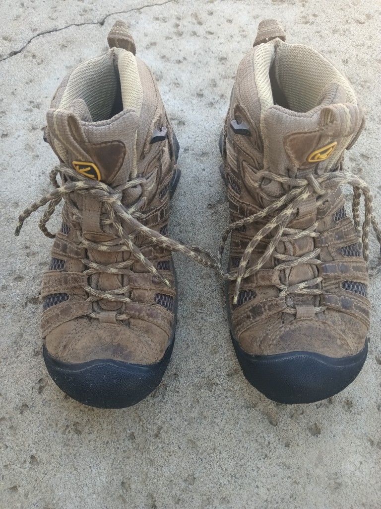 KEEN Voyager Mid Vented Hiking Boots Size 6.5