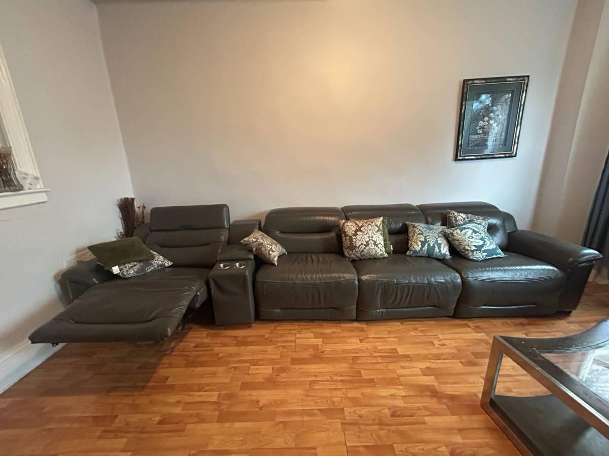 Dark Brown Leather Sectional Couch ā Recliner + Pillows Included!