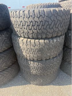 Vendo 315/70/R17 las 4 llantas por $220