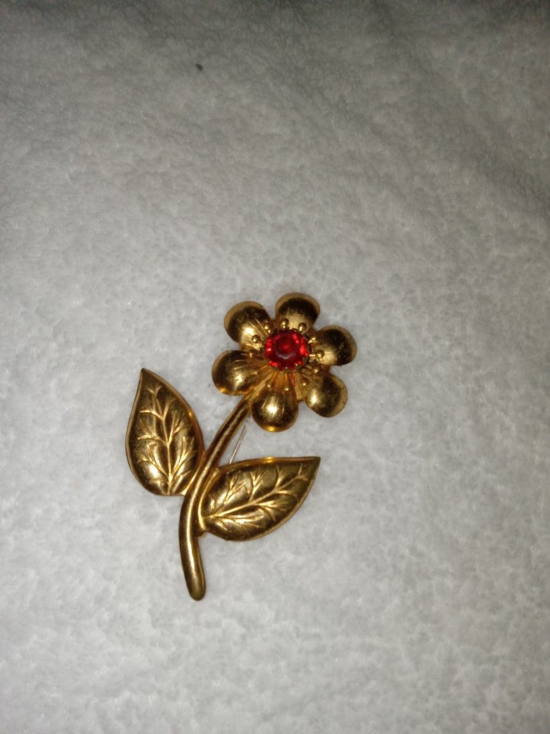 Vintage Red stone Daisy brooch, 3.25 inches
