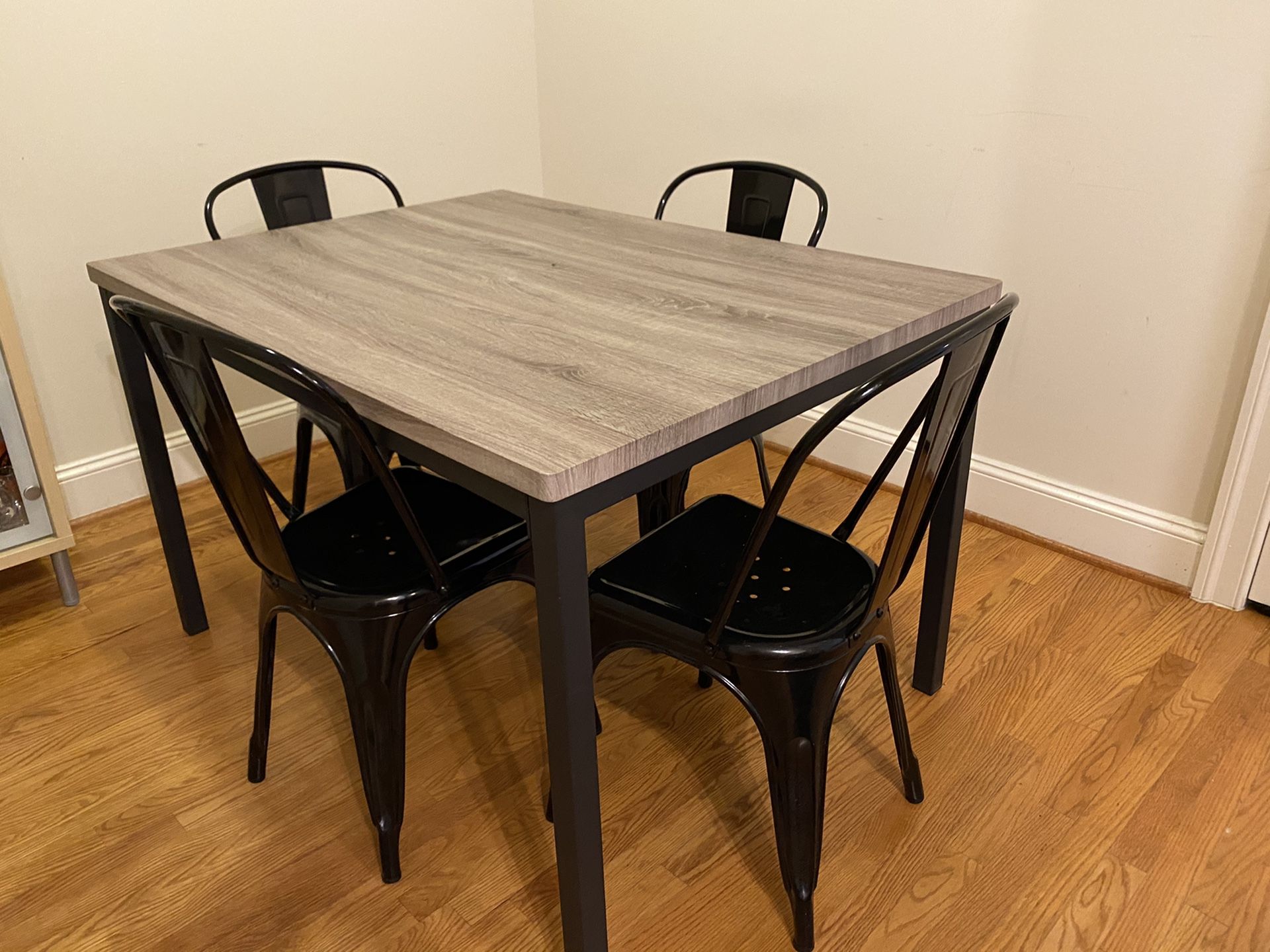 *PICKUP 10/30* Dining table and chairs