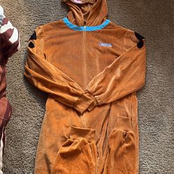 Lots of clothes! ¡Mucha ropa!