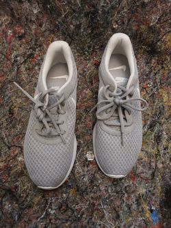 Nike Tanjun Shoes Womens Size 8 Lightweight Running Sneakers 812655-010