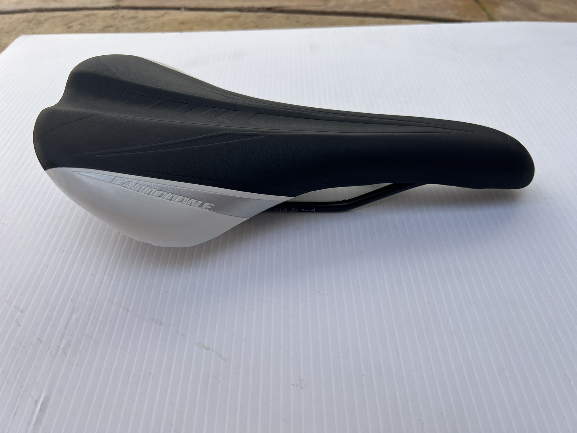 Cannondale Comfort XC Chromoly Bike Seat Saddle Black/White New!