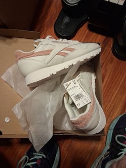 Reebok Womens Classic Leather, 8.5, NEW