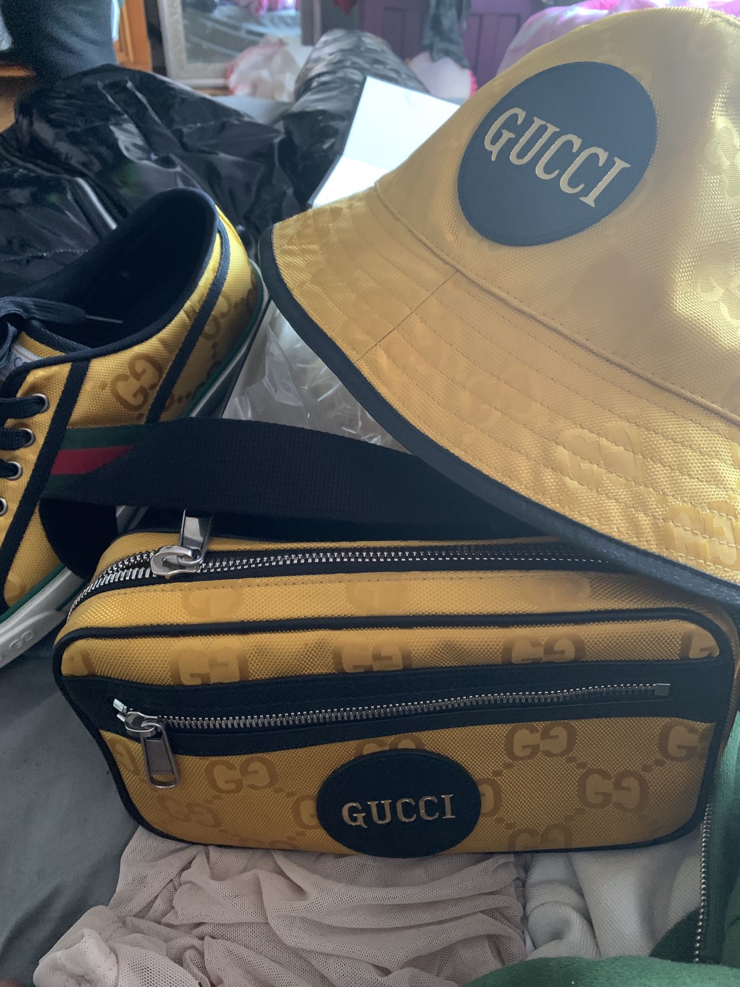 Gucci set worn once shoes sz 9 cross body and bucket hat