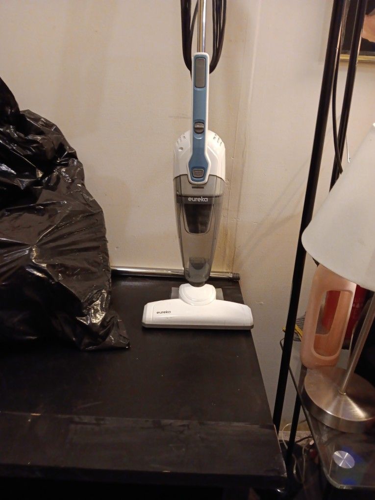 Beautiful, clean Eureka vacuum cleaner like new Used,Maybe one time