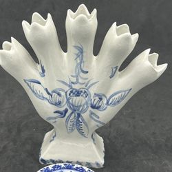 Vintage Williamsburg Pottery Salt Glazed Five Finger Pottery Bud Vase Stoneware   Selling as is:  one finger is chipped. Hard to notice butit is pictu