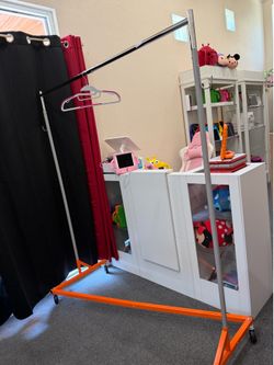 Stand 2for $80.     $40 mudanza