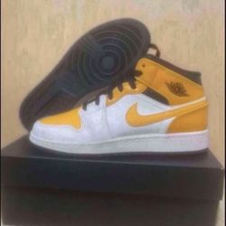 Nike Air Jordan 1 Mid White University Gold Black size 6Y/7.5 Womens Brand New