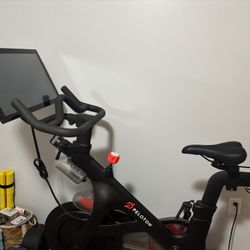 🚴♀️ Peloton Bike - Excellent Condition 🚴♂️