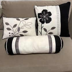 3 Decorative pillows