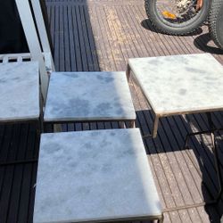 Cuatro mesitas de mármol dos más altas y dos más chicas