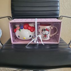 HELLO KITTY BANK AND MUG SET.