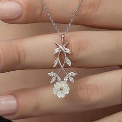 GORGEOUS Rhinestone Flower Necklace 💎