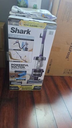 Shark ZD201 Lift-Away Upright Vacuum with Powerfins, Self-Cleaning Brushroll