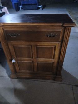 Liquor  cabinet  25$
