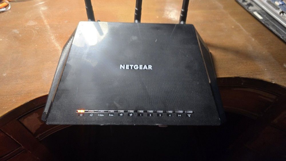 NETGEAR  NIGHTHAWK ROUTER 